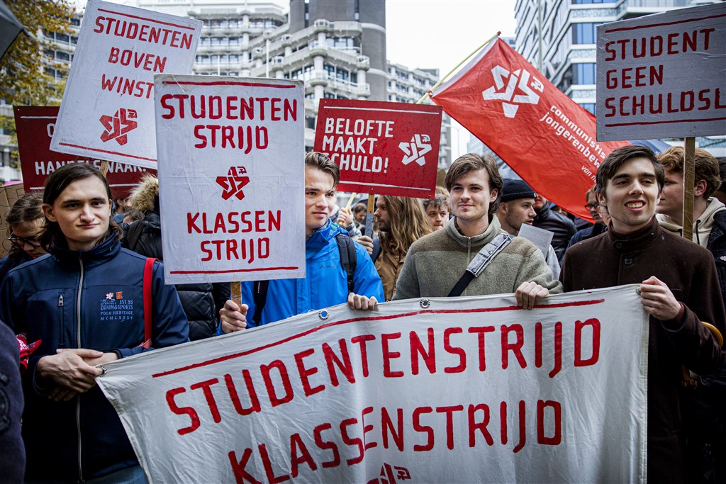 GeenStijl: Maar Waar Protesteren Deze Studenten Tegen?