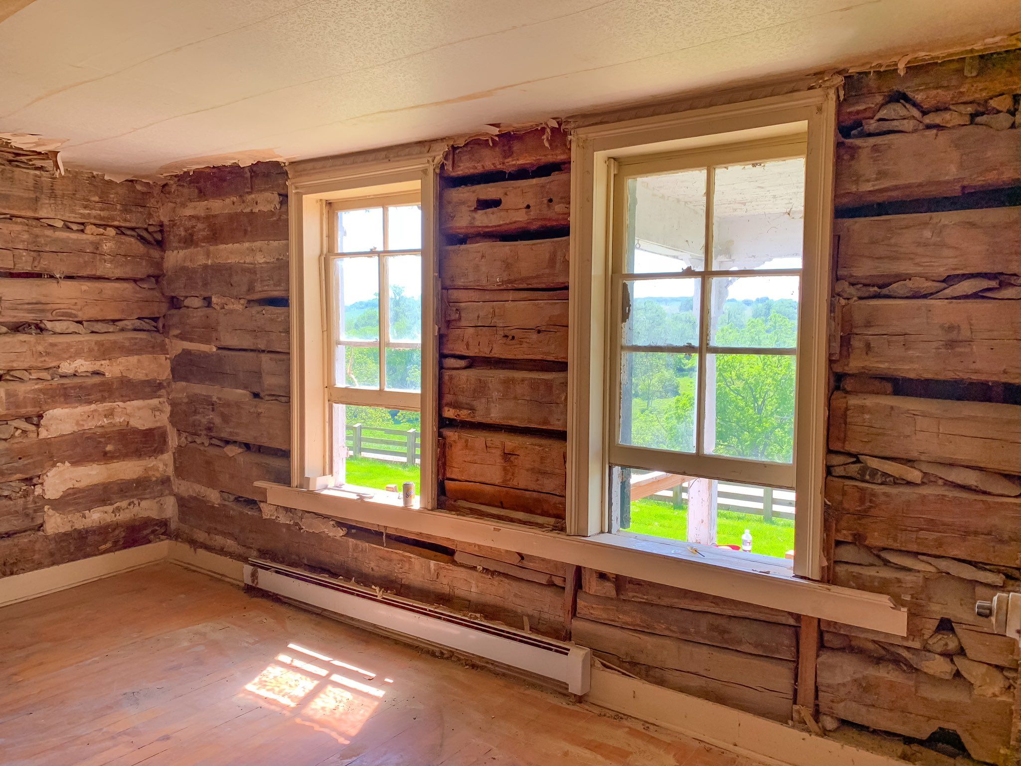 GeenStijl: Stamcafé. Man koopt landhuis, blijkt "Frontier Log Fort" uit Amerikaanse Onafhankelijkheidsoorlog - Vimarsana News