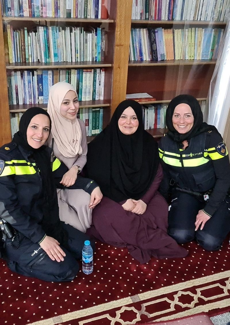 GeenStijl: Nederlandse politie islamiseert zich helemaal de moeder