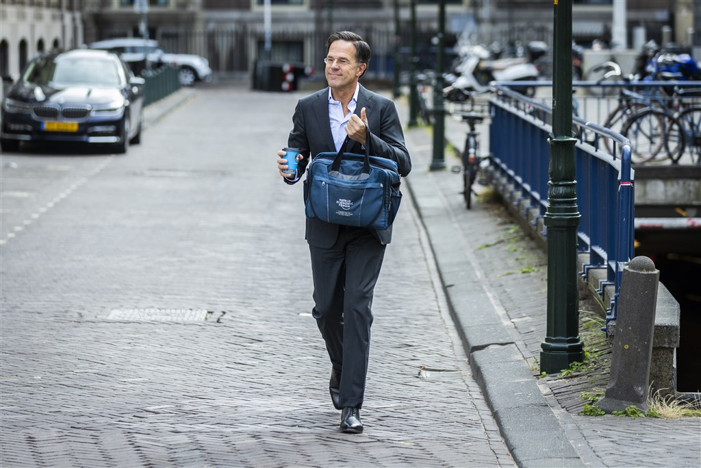 GeenStijl: Bassiehof – Dat WEF-tasje van Mark Rutte is mal en moet weg