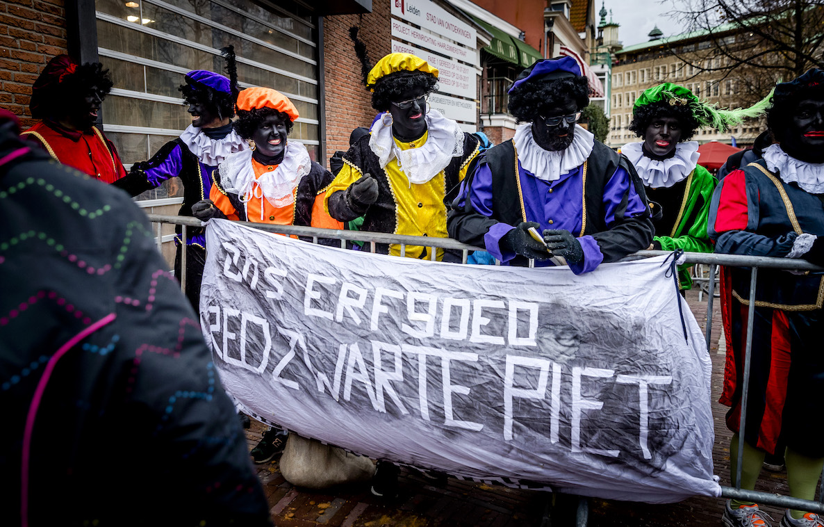 Geenstijl Zwarte Piet Racistische Lange Arm Van De Sultan