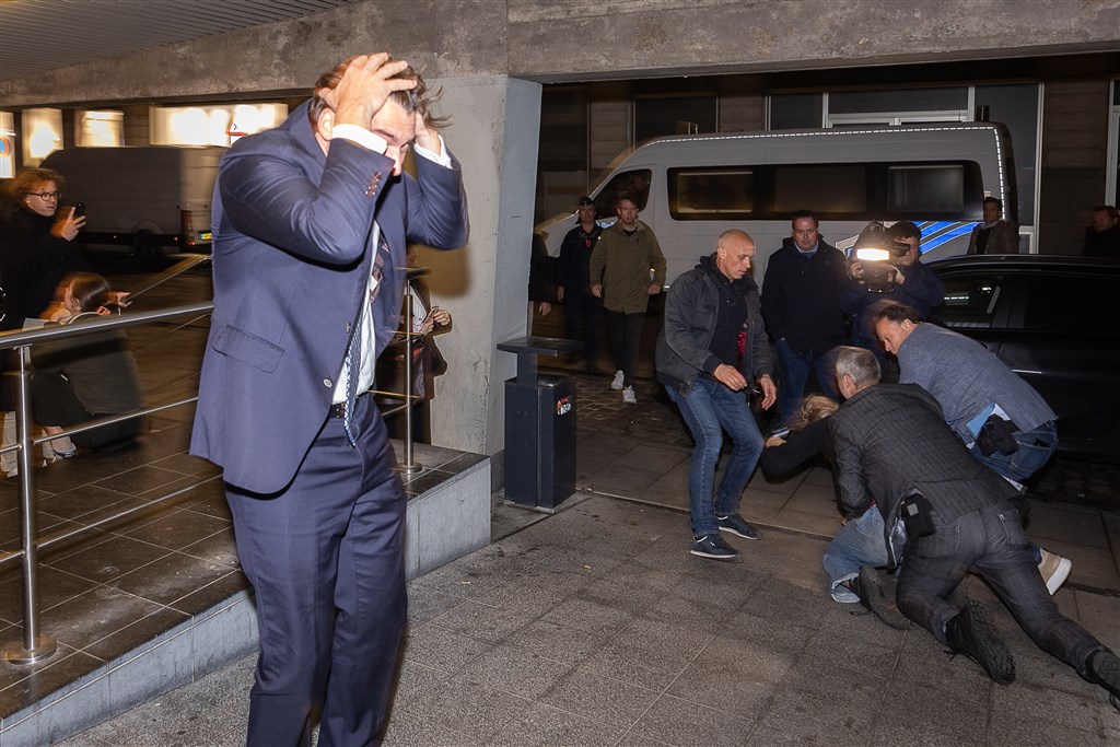 Geenstijl Thierry Baudet Krijgt Klap Met Paraplu In Gent