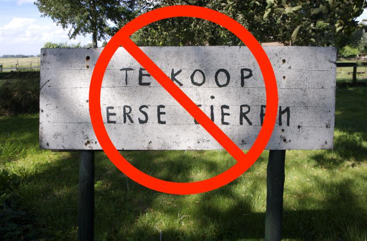 GeenStijl: VERBODEN. Bordje 'eieren te koop' langs de weg