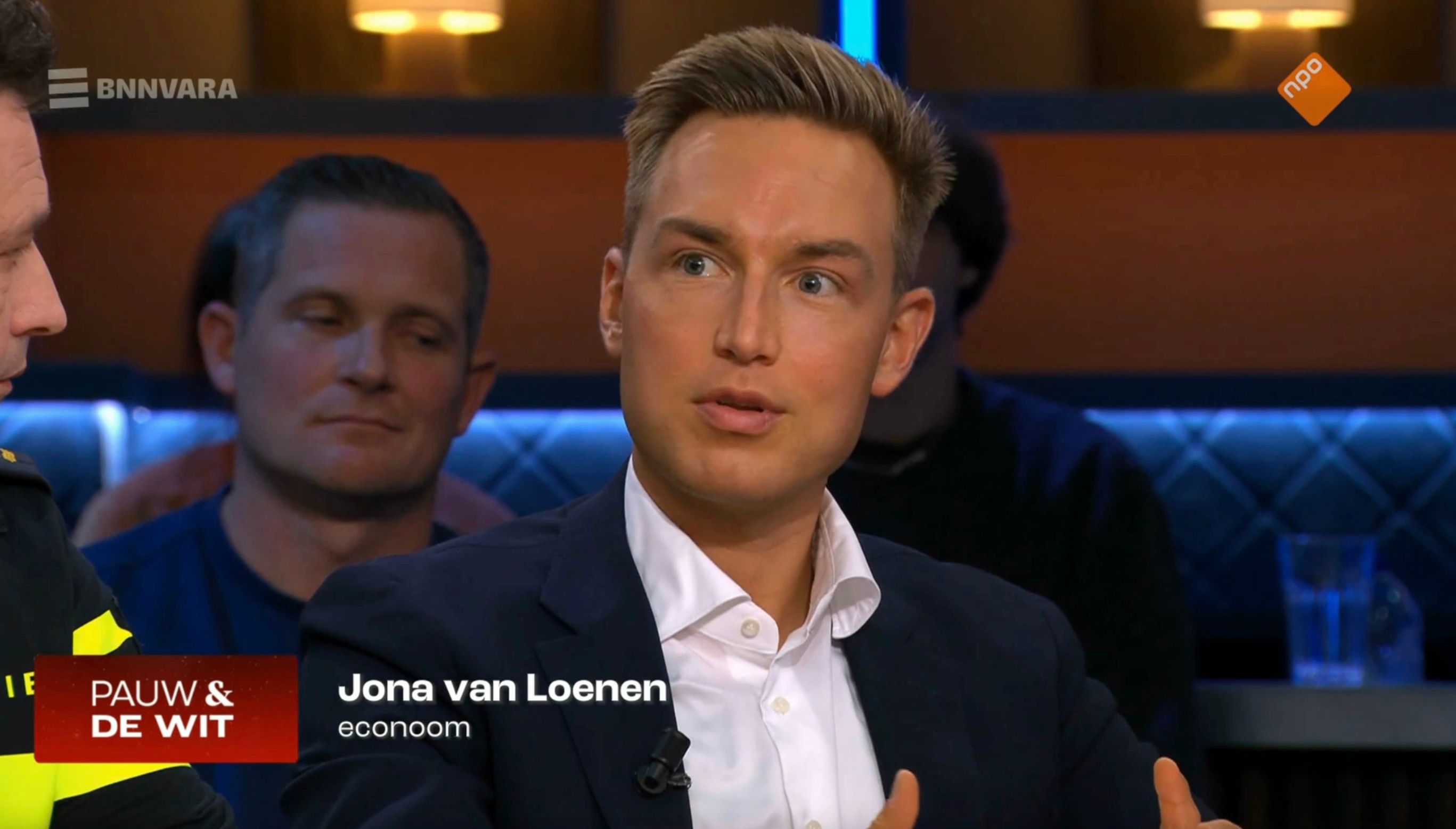 TERUGKIJKEN. Jeroen Pauw laat charlatan Jona van Loenen wegkomen met charlatanerie