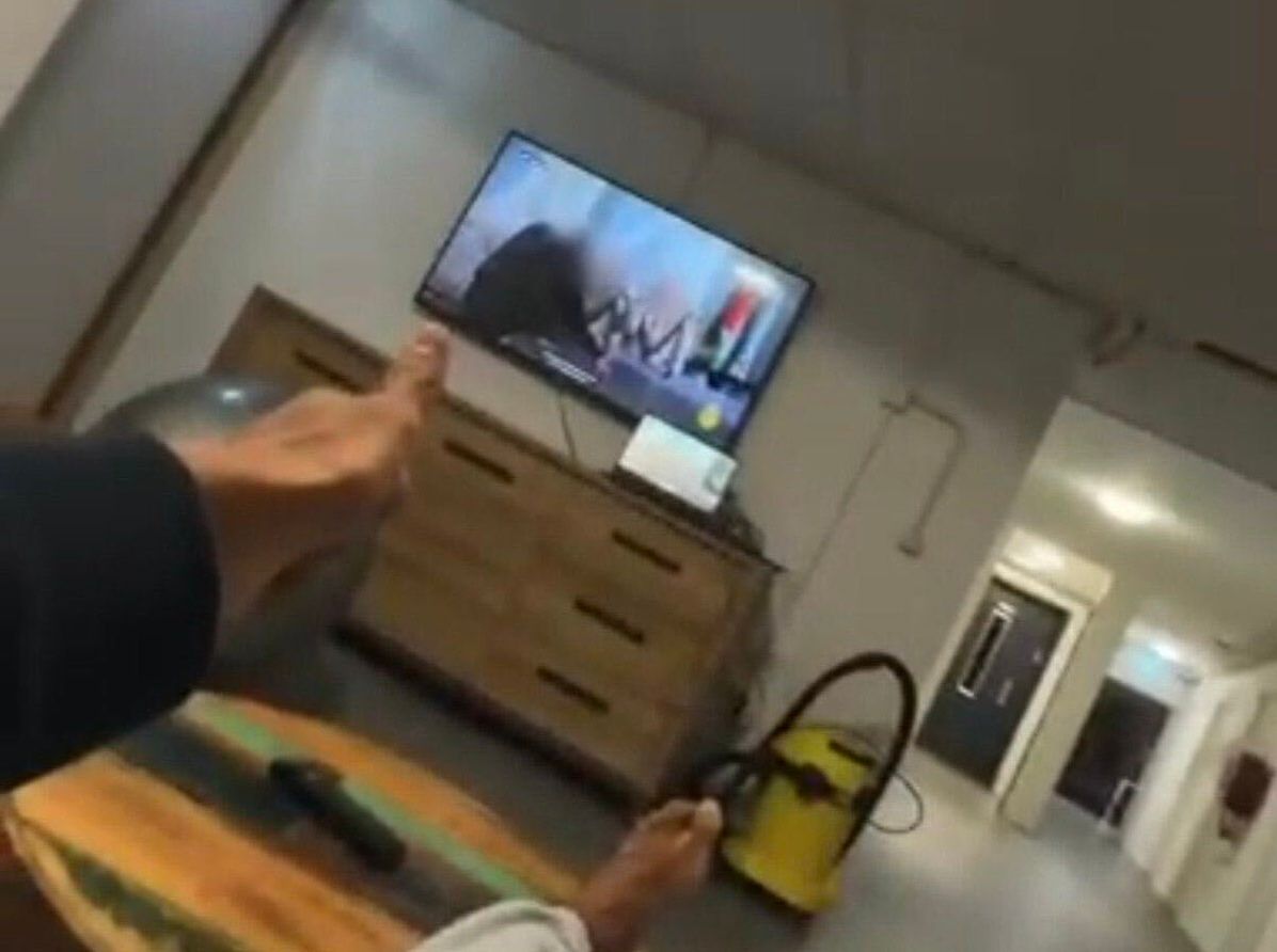 Palestijnse student te Maastricht steekt duim op bij Hamas-video over 7 oktober en wordt geschorst: 